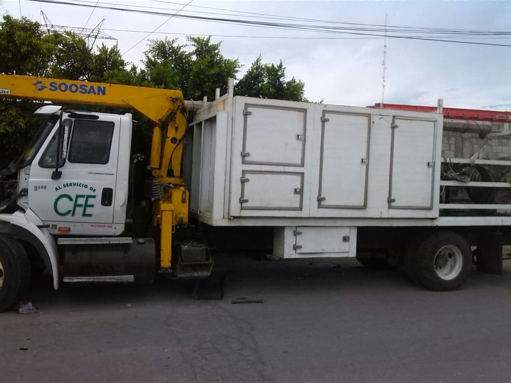 Personal de la Comisión Federal de Electricidad, dijo desconocer la unidad, puesto que no está registrada en ninguna de sus flotillas. (EL SIGLO DE TORREÓN)