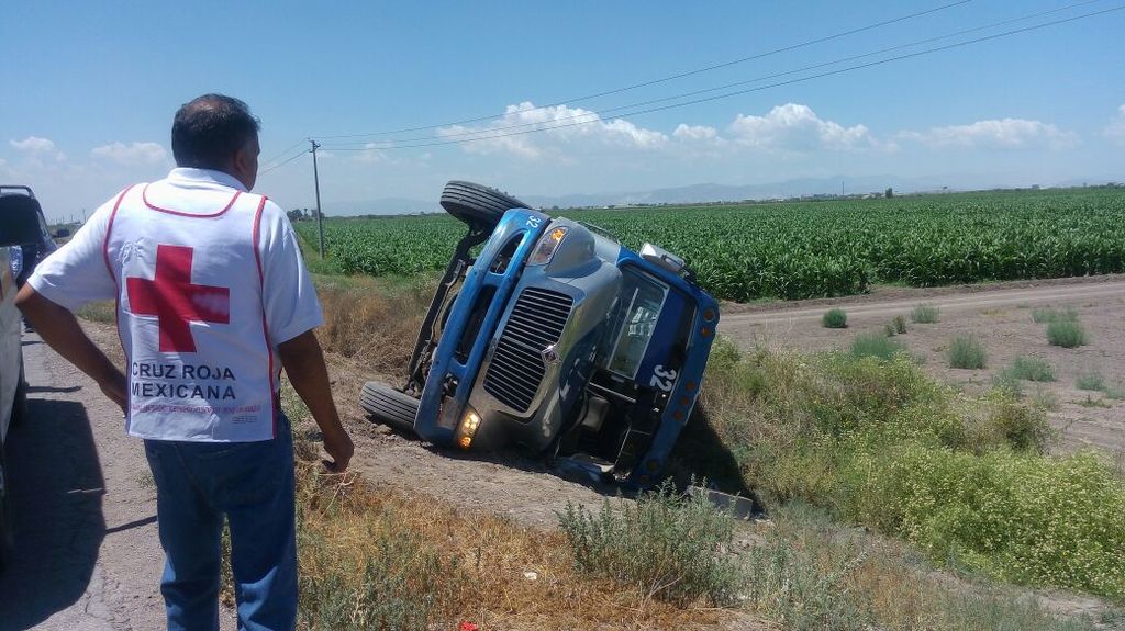 En el camión que iba en dirección de Matamoros a Torreón, viajaban por lo menos 42 personas, de las cuales resultaron dos heridos de gravedad. (EL SIGLO DE TORREÓN)