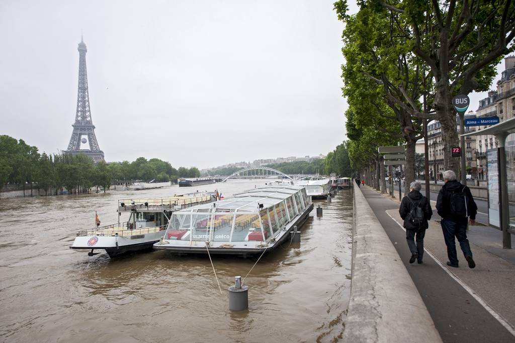 Aumenta. La crecida del río Sena, que alcanza ya una altura de 5.10 metros a su paso por París, elevó el nivel de alerta a naranja.