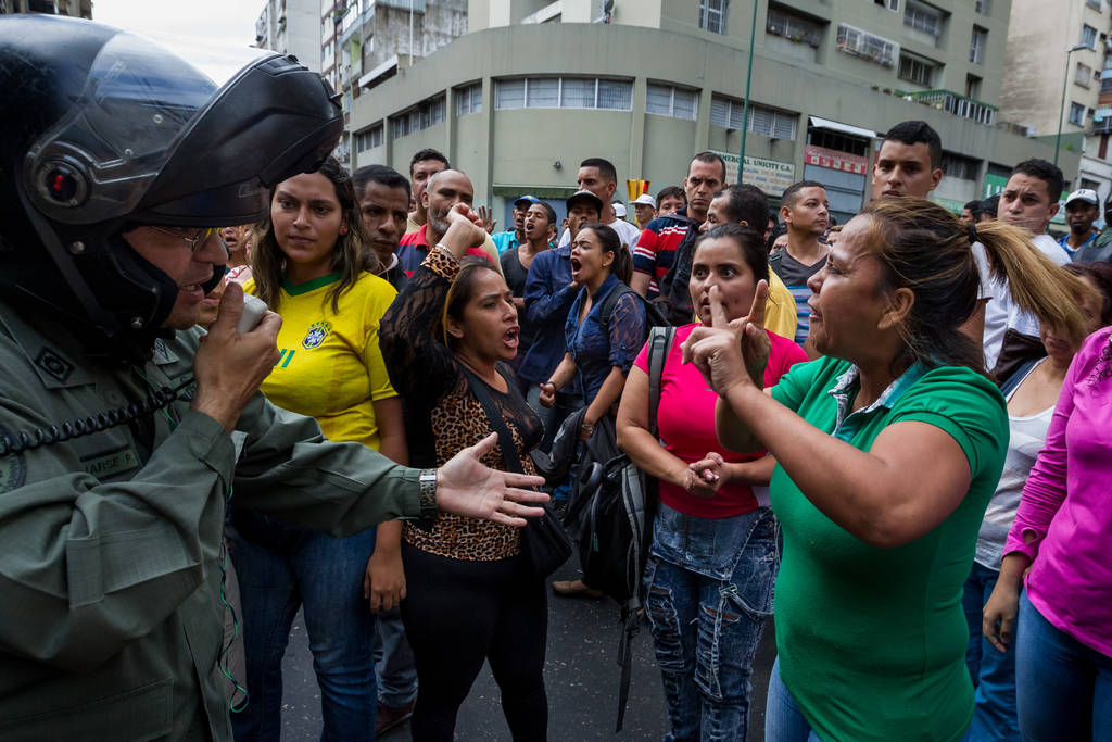 Tensión. Policías y guardias nacionales buscaron tranquilizar a los manifestantes.