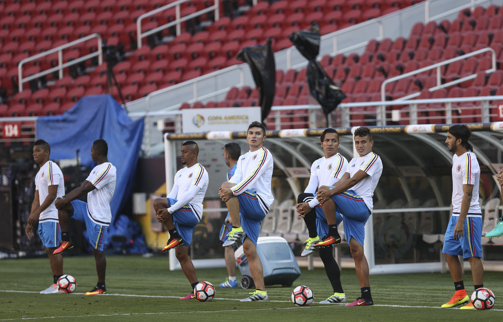 Los jugadores de la selección de Colombia de futbol en el estadio Levi’s de Santa Clara, durante el entrenamiento oficial previo al partido de inauguración de la Copa América Centenario. (EFE)