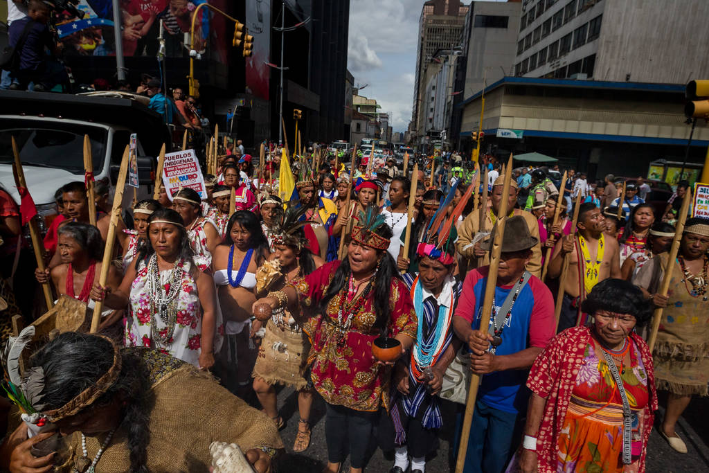 Apoyo. Indígenas mostraron su apoyo a Nicolás Maduro, quien ha sido muy cuestionado por la oposición.