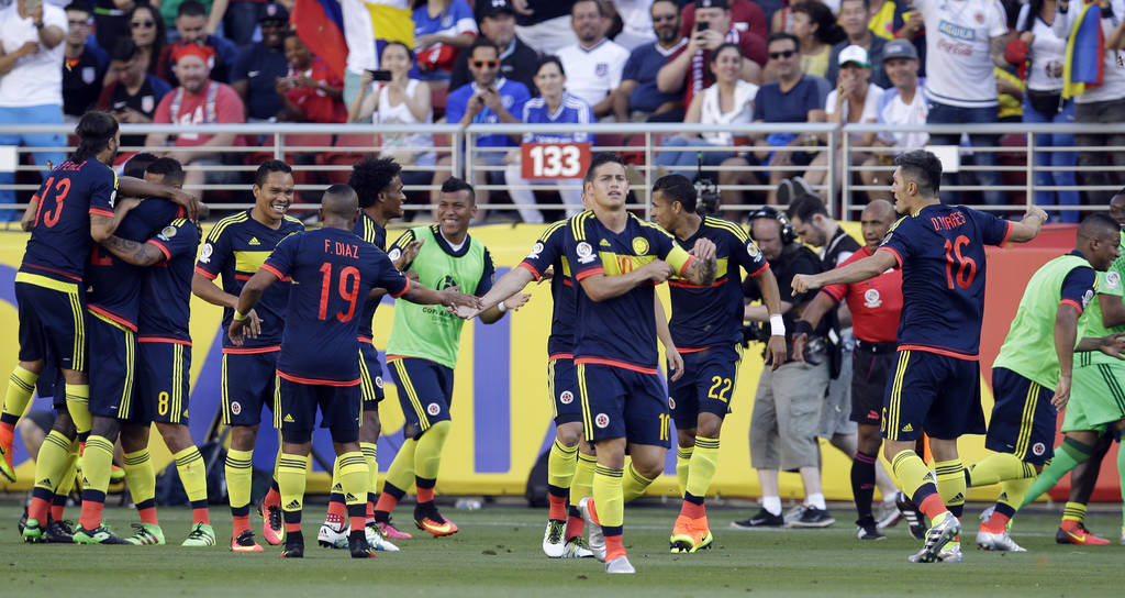Encabezados por James, los colombianos celebraron en territorio ajeno el primer triunfo del torneo. (AP)