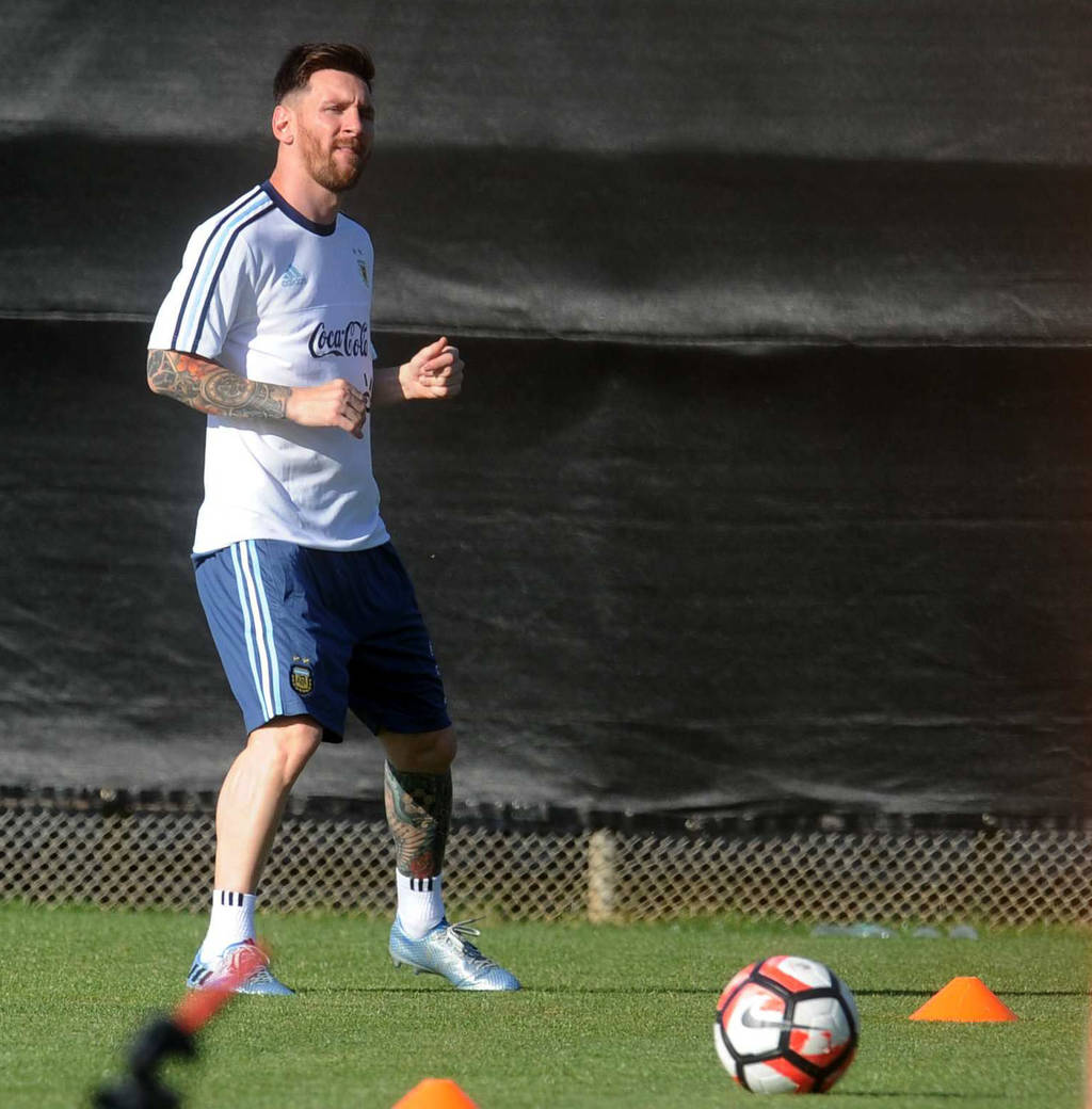 El jugador de Argentina Lionel Messi participa en un entrenamiento, en Santa Clara. Messi se incorporó ayer a la concentración de la selección. Messi se incorpora a selección