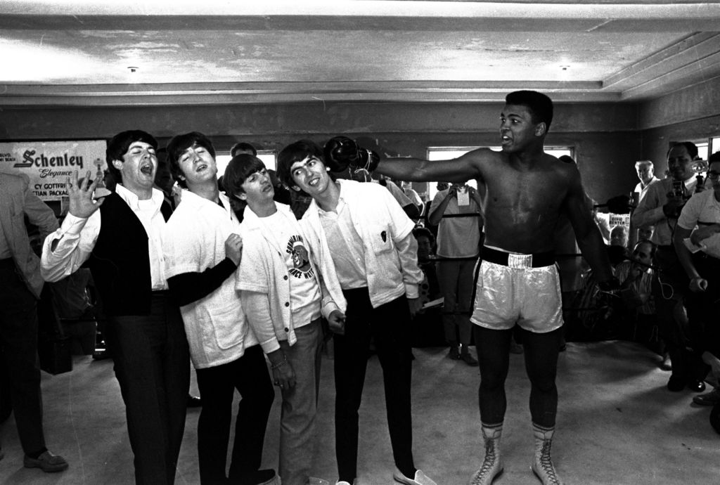En fotos ahora son icónicas, Clay aparece noqueando a los Beatles como dominós, y parado con los músicos tirados en la lona. (ARCHIVO)