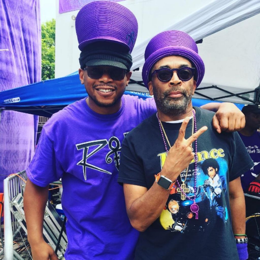 Spike Lee ingresó en la fiesta sosteniendo un símbolo dorado de Prince y con un séquito de chicos con tambores, todos con prendas púrpura. Lee alternó con Sway como presentador en el evento. (TWITTER)