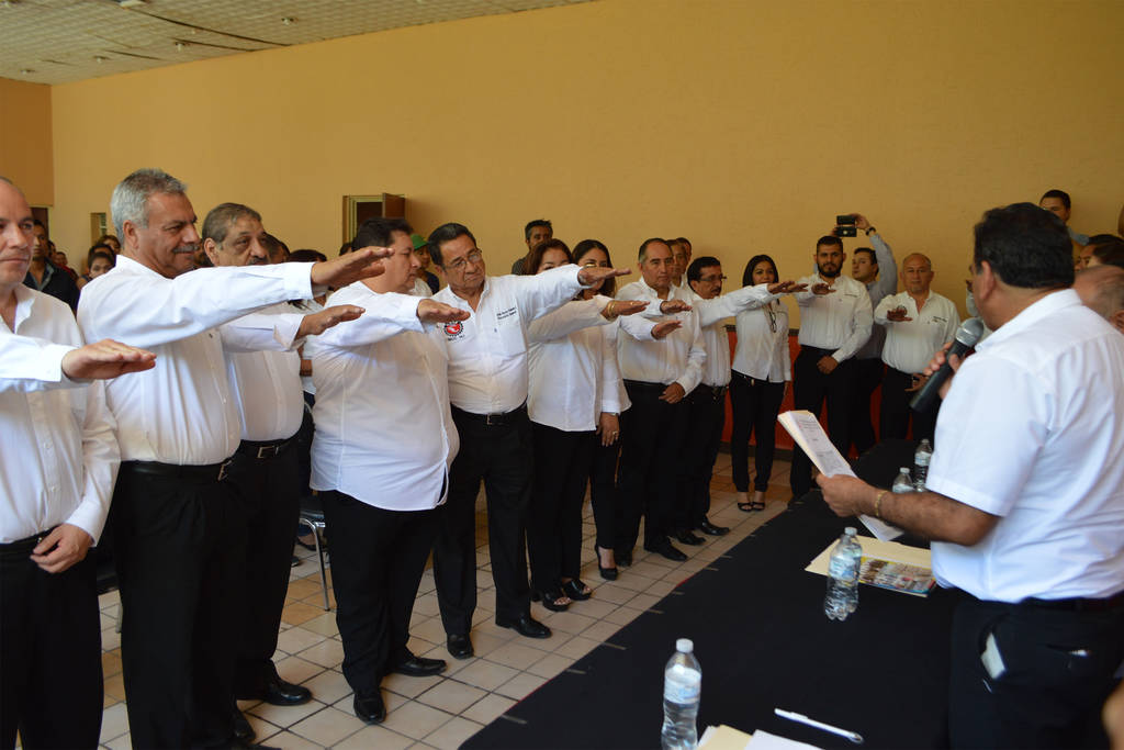 Acto oficial. La CTM tomó protesta los integrantes de la Delegación 067 del gremio de transportistas en Torreón. (ROBERTO ITURRIAGA)