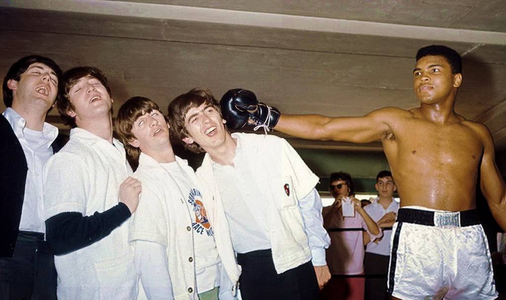 Buen humor. Los integrantes de los Beatles posan junto al legendario boxeador Muhammad Ali en una foto del recuerdo.