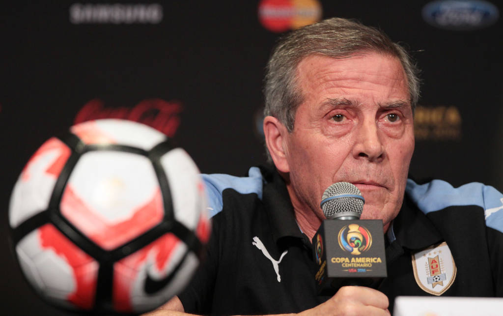 En conferencia de prensa, el técnico de la Selección de Uruguay, Óscar Tabarez, indicó que Luis Suárez está descartado. (Notimex)