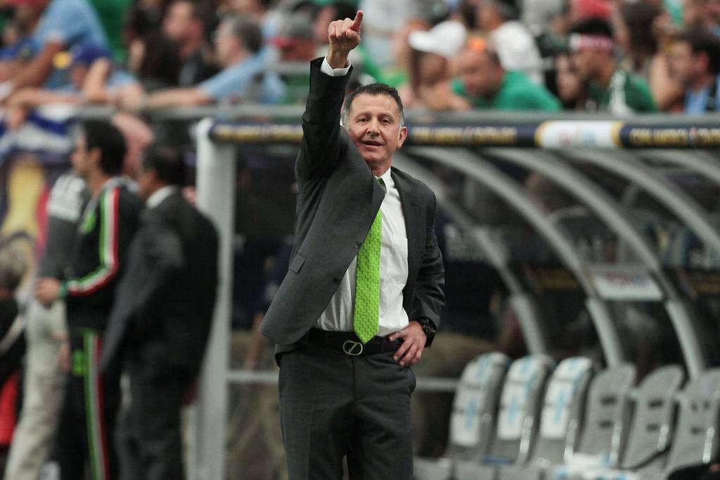 El director técnico de la Selección Mexicana, el colombiano Juan Carlos Osorio, da indicaciones durante el juego antes la selección de Uruguay. (Notimex)