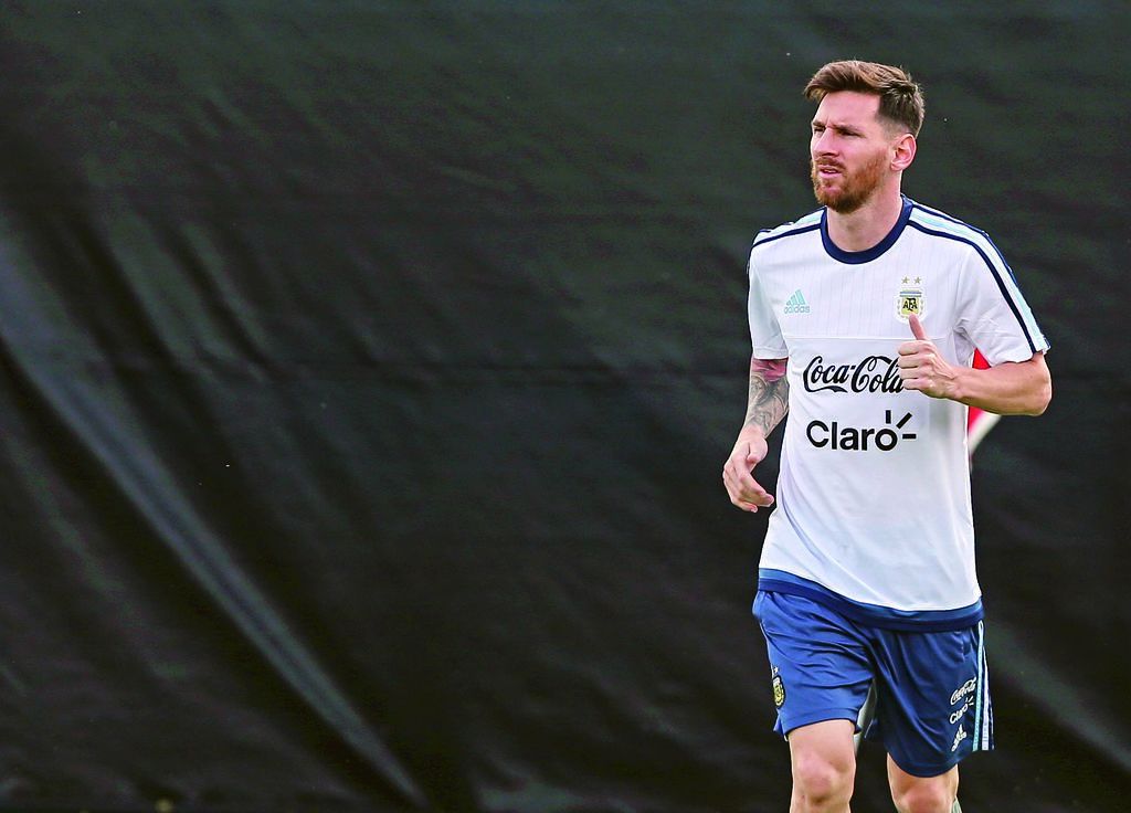 El jugador Lionel Messi, de la selección argentina, en acción durante una sesión de entrenamiento en la San José State University. 