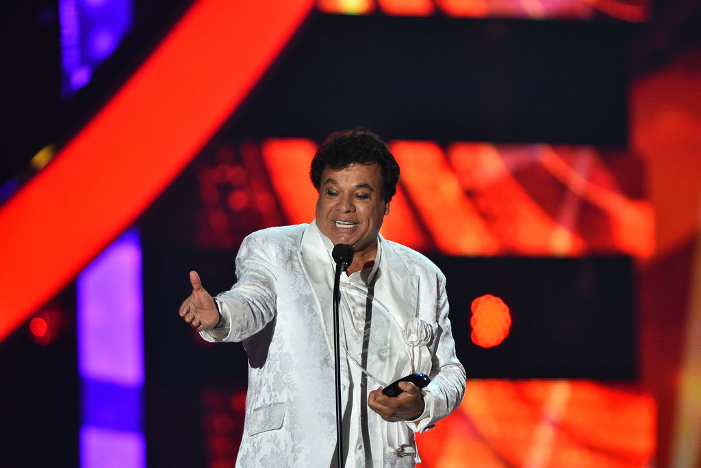 En el escenario de la Arena Monterrey, Juan Gabriel se hará acompañar por casi un centenar de artistas entre sus músicos, mariachis, bailarines y coristas, que forman parte de una de las giras más espectaculares del juarense. (ARCHIVO)