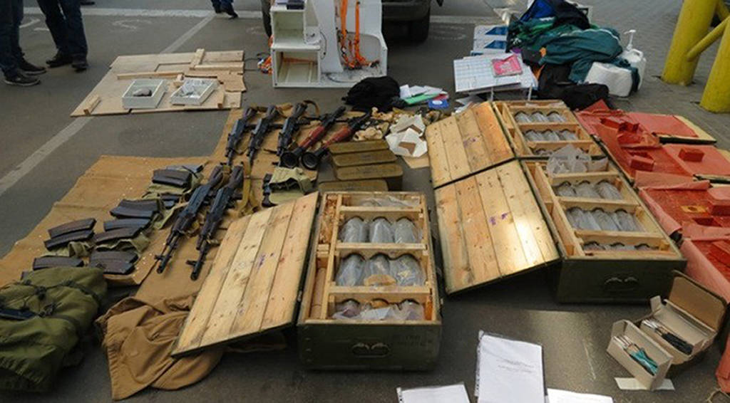Cajas de explosivos y armas incautadas a un ciudadano francés por miembros del SBU. (EFE)  