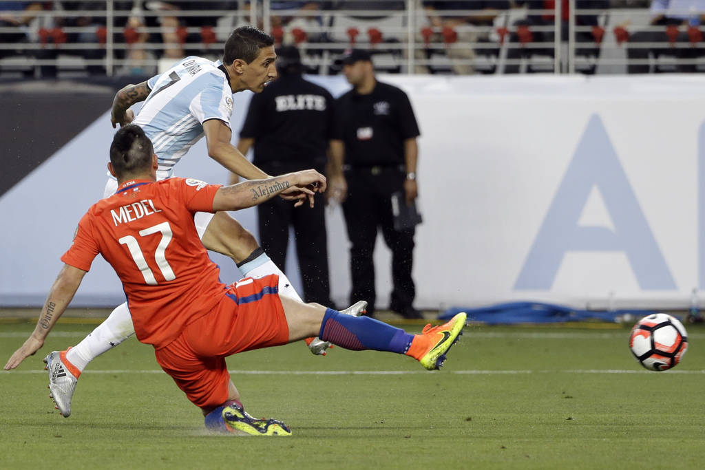 El delantero argentino Ángel Di María anotó con un potente disparo el primer gol del partido. (AP)