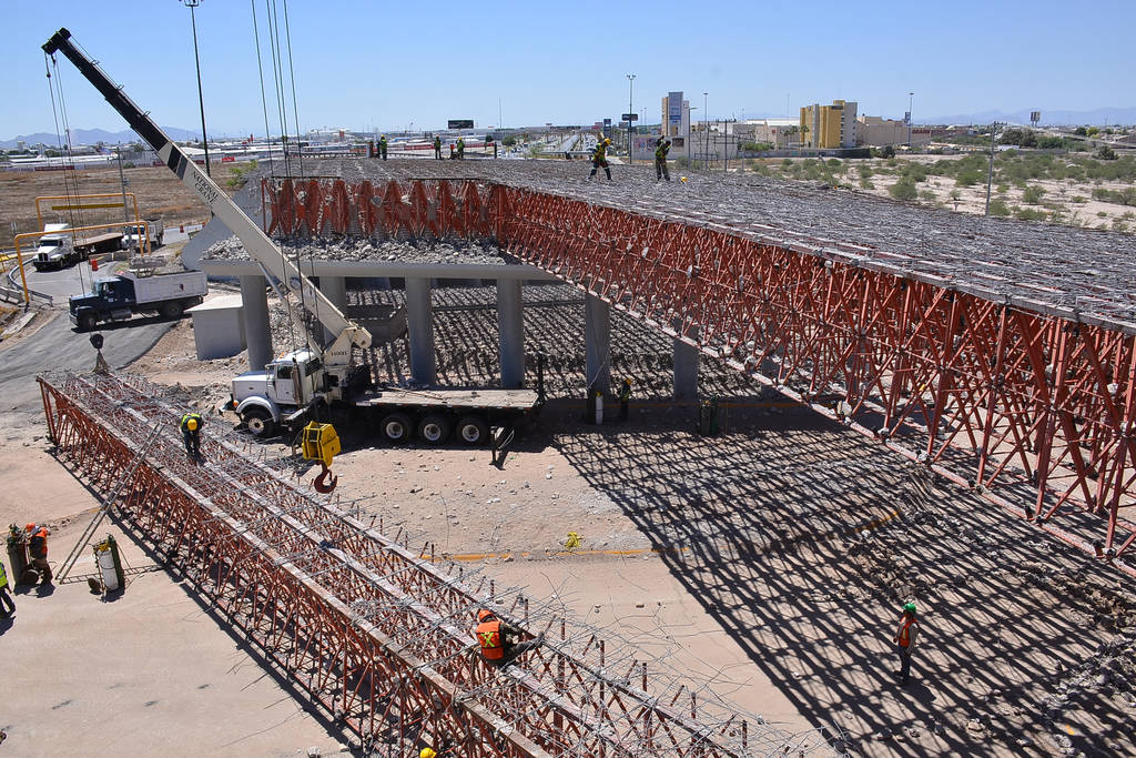 Maniobras. Con equipos especiales se retiran vigas de acero que sostenían las losas de concreto del puente superior Periférico-Villa Florida, donde se registró un colapso el pasado 13 de mayo. (Fernando Compeán)