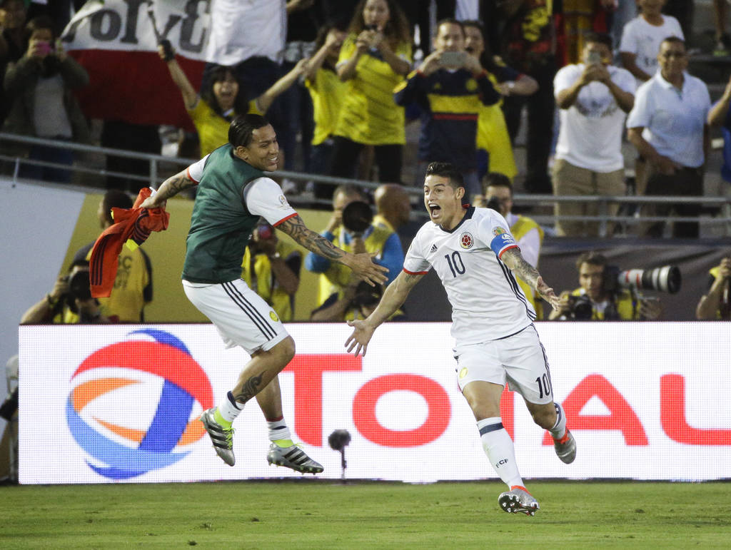 James Rodríguez disipó dudas ayer sobre la cancha al participar en los dos goles de su equipo contra la selección de Paraguay. (Fotografía de AP)