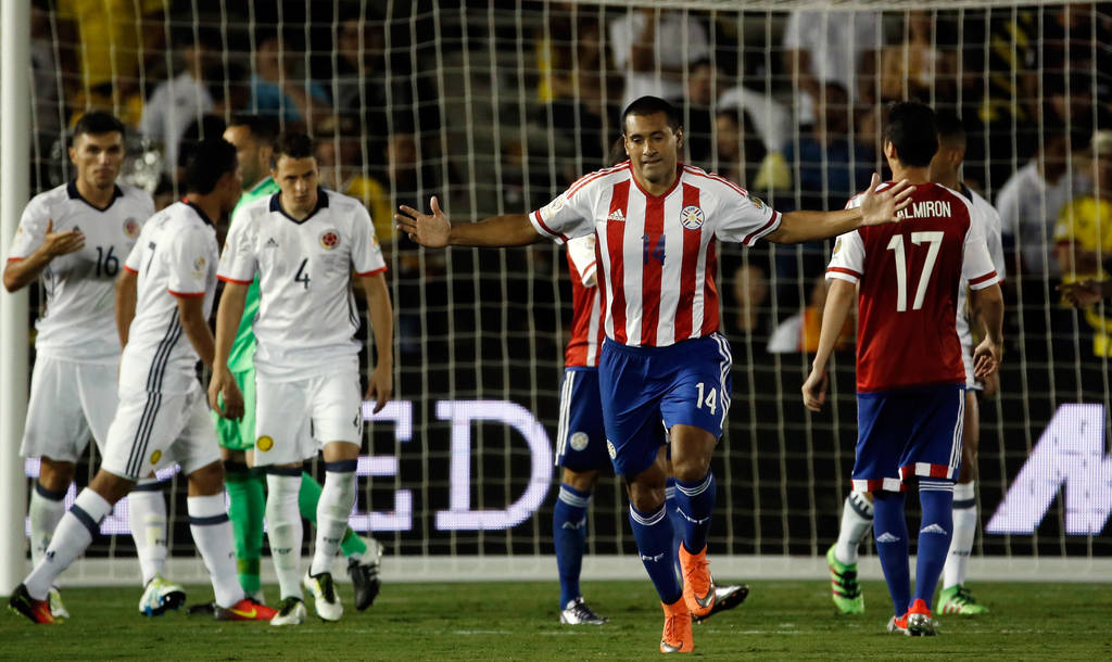 El jugador paraguayo Paulo Da Silva en lamento durante el partido. (Fotografía de AP)