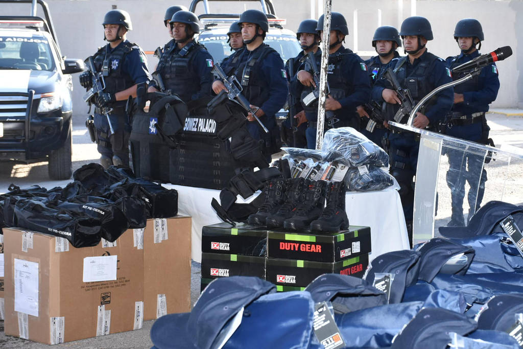 Equipamiento. Agentes preventivos de la Policía Municipal de Gómez Palacio reciben equipo táctico para seguir trabajando.  (EL SIGLO DE TORREÓN) 