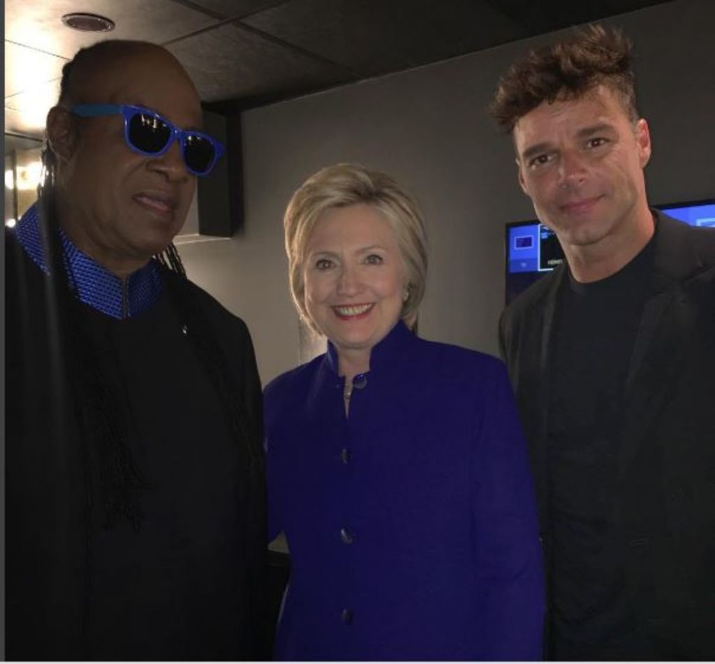 Apoyo. Stevie Wonder y Ricky Martin junto a Hillary Clinton es la gala de ayer por la noche.