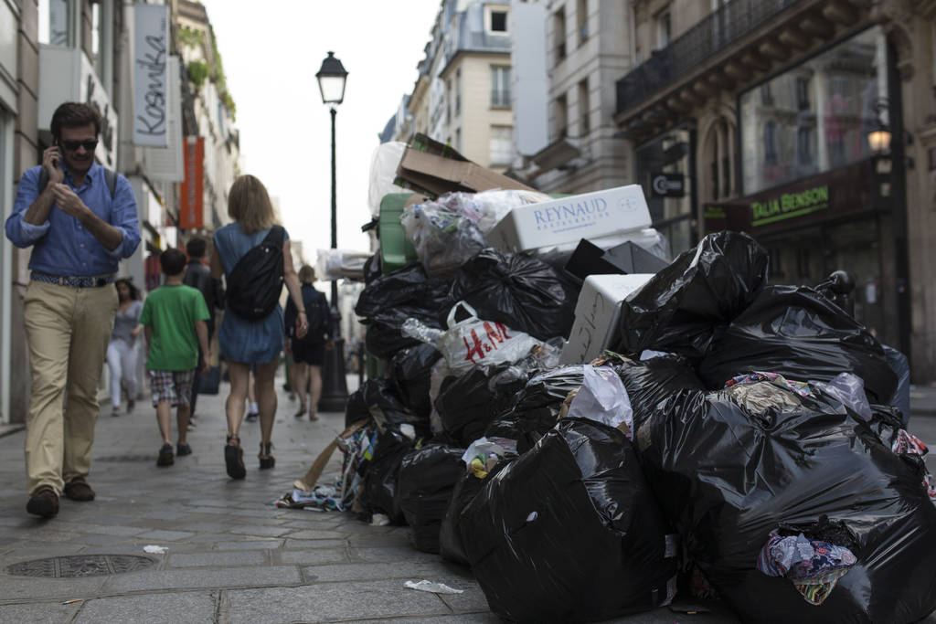 Escenario de protesta. Nueva ola de huelgas está afectando a París, ahora los recolectores de basura están en paro.
