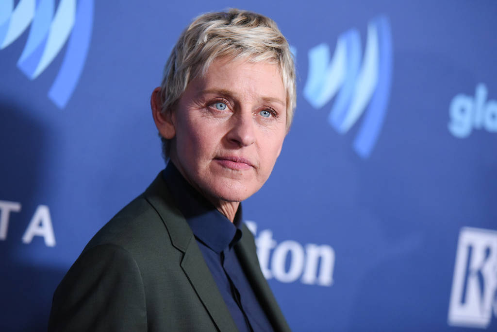 Burlas. Una mujer asegura que Ellen DeGeneres la ridiculizó  con un chiste sobre senos y por ello exige una compensación.   