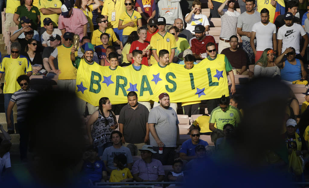 Previo, durante y al finalizar el partido, los aficionados de Brasil y Haití vivieron una fiesta por el encuentro de sus selecciones. (Fotos EFE)