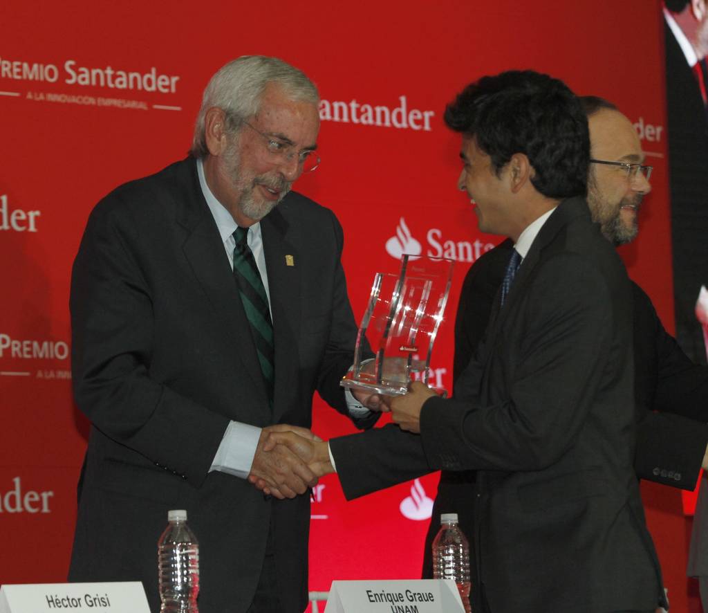 Emprendedores. En la imagen Enrique Graue, rector de la UNAM entregando un premio. 