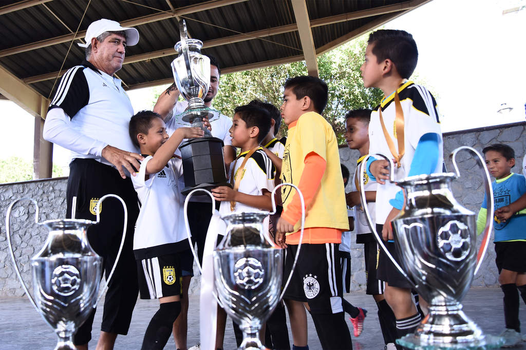 Equipos recibieron sus trofeos en una ceremonia que contó con la presencia del futbolista de las Águilas del América Osmar Mares. (EL SIGLO DE TORREÓN)