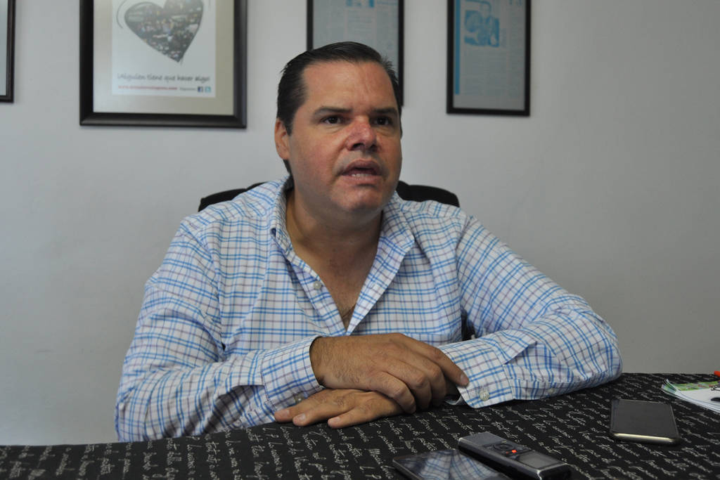 Sangre. Javier Quintero, fundador de Donadores Laguna, asegura que el cobro por donar sangre, se mantiene en la región. (GUADALUPE MIRANDA)