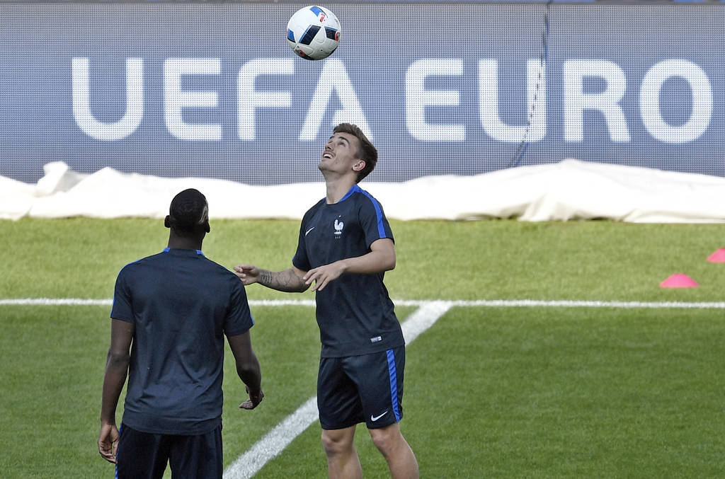 El delantero Antoine Griezmann domina el balón durante el entrenamiento de ayer de la selección francesa. 