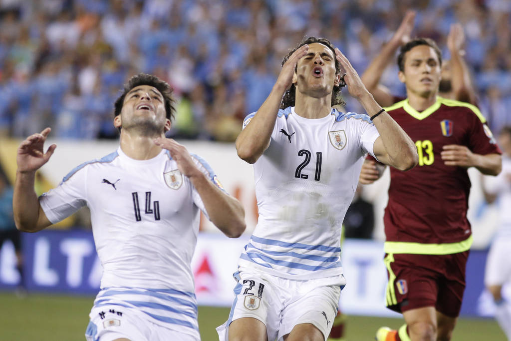 El jugador uruguayo Edinson Cavani (c) se lamenta al perder una oportunidad de anotar ante Venezuela.  (EFE)