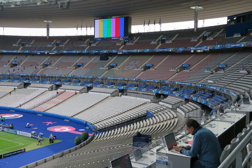 En el “Stade de France” se jugará esta noche el partido Francia-Rumania con la presencia del presidente Hollande. (NOTIMEX) 