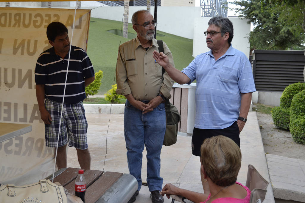 Campamento. Alberto Arnaut (centro) escucha la problemática del magisterio coahuilense. (EDITH GONZÁLEZ)