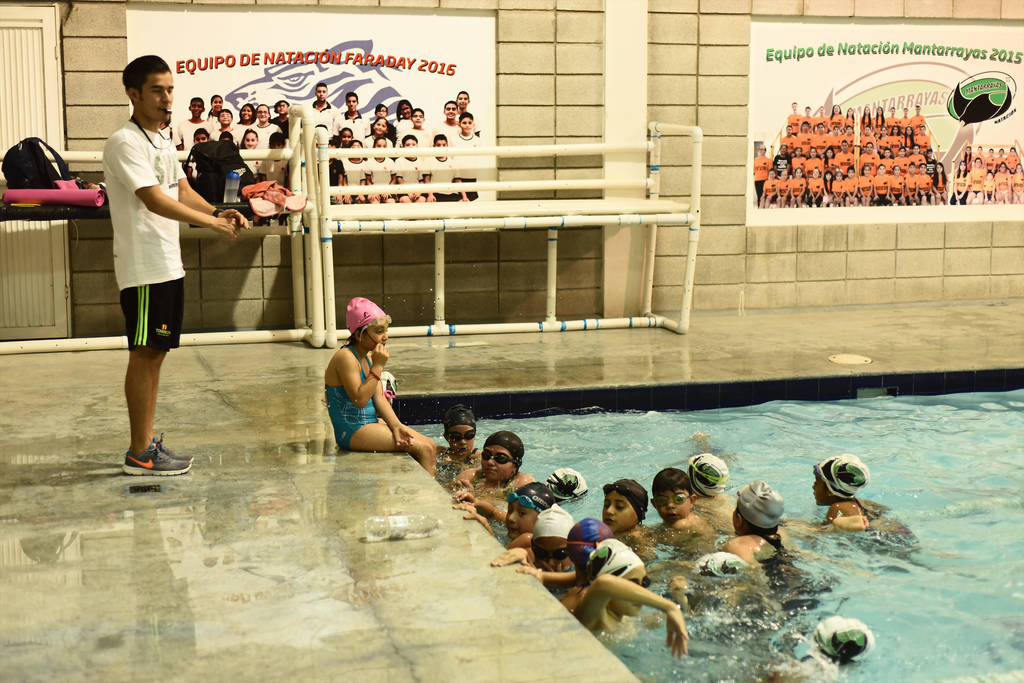 Una de las actividades que se contempla en el curso, es la natación. Colegio Faraday prepara un verano muy activo