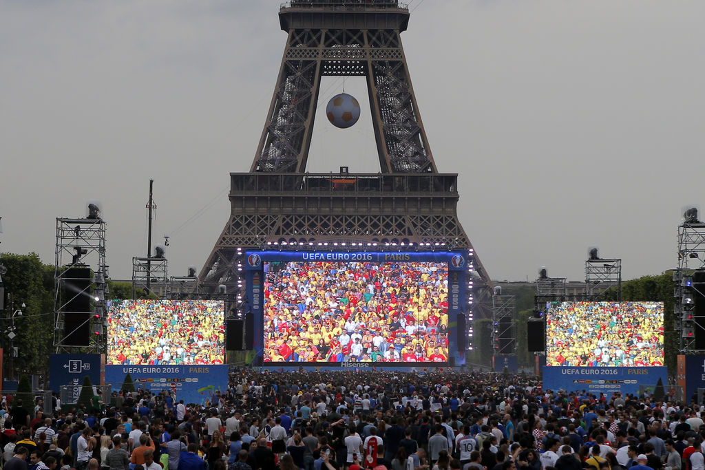 Una multitud de aficionados franceses se congregó en la Fan Zone, muy cerca de la Torre Eiffel, en París. (AP)