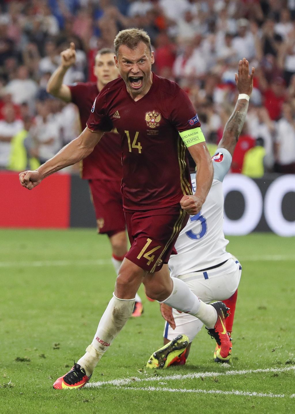 El defensor ruso Vassily Berezutski anotó gol de último minuto para Rusia para darle su primer punto en el torneo. (AP)