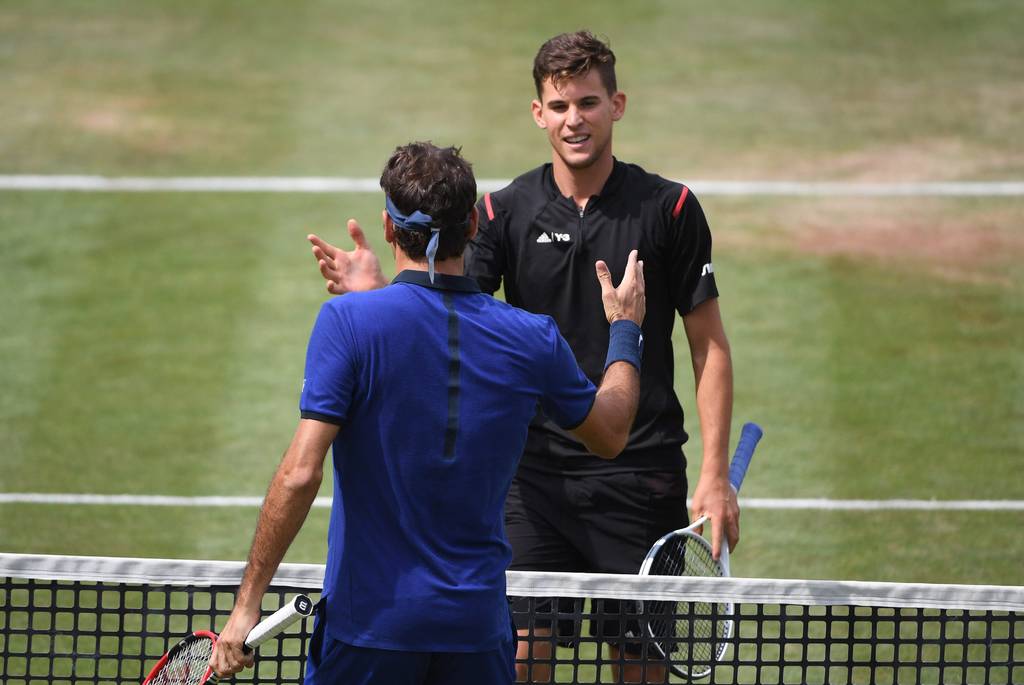 Roger Federer y Dominic Thiem se saludan tras el partido. 