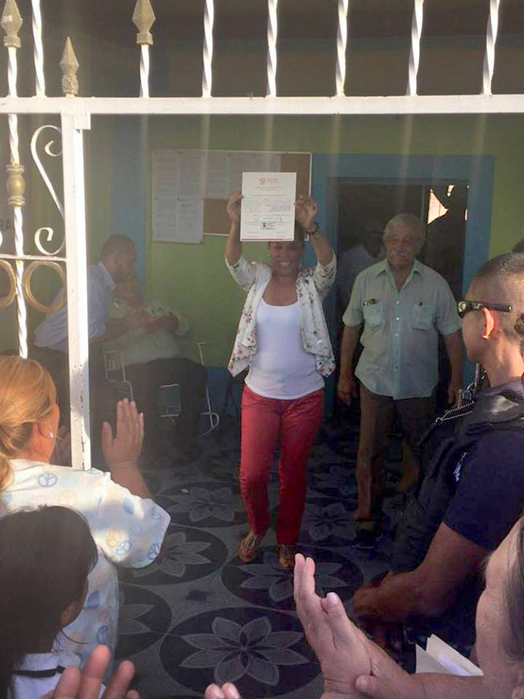 Constancia. La priísta Judith Marmolejo, oficializa su victoria en el proceso electoral, como alcaldesa en el municipio de Mapimí.