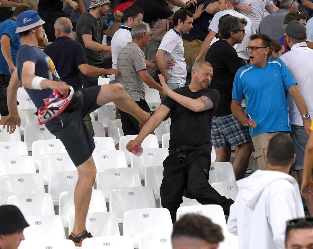 El organismo regente del futbol europeo emitió la advertencia tras los disturbios entre fanáticos rivales en las calles del centro histórico de Marsella dentro del estadio de la ciudad. (ARCHIVO)