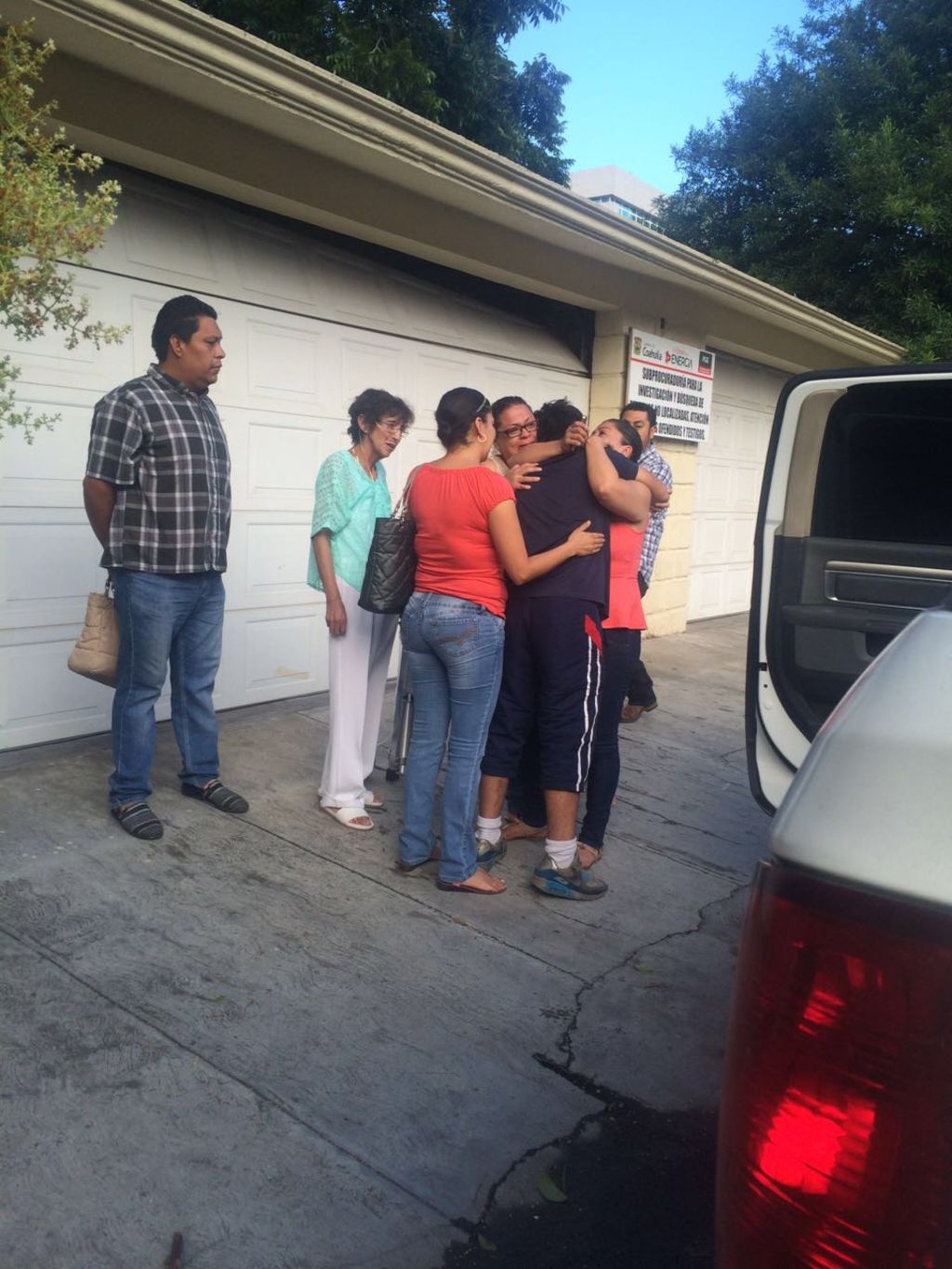 Al arribar la mañana de hoy domingo a las instalaciones de la PGJE, los adolescentes fueron recibidos por sus familiares. (ESPECIAL)
