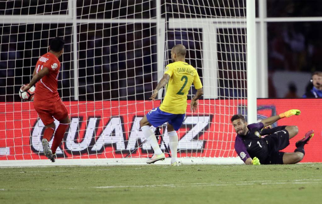 Raúl Ruidíaz anotó aparentemente con la mano el gol de Perú a los 74 minutos de juego. (AP)