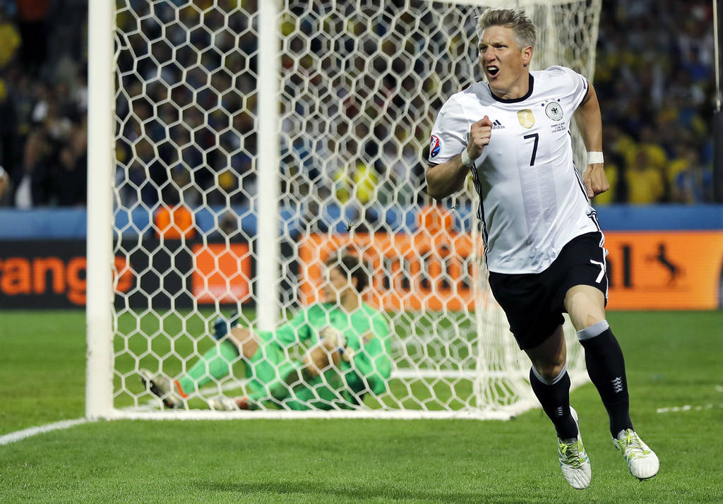 Bastian Schweinsteiger entró de cambio en el minuto 90 y tres minutos después anotó el segundo de Alemania. (AP)