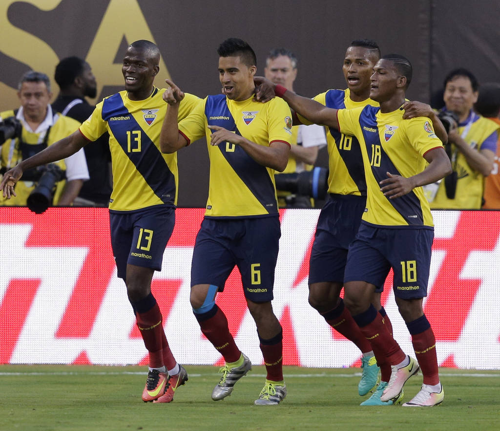 La selección ecuatoriana goleó 4-0 a Haití y se clasificó a los cuartos de final de la Copa América, donde se medirá a Colombia. (AP)