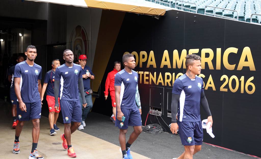Los jugadores de Panamá ayer, a su llegada al estadio Lincoln Financial Field de Filadelfia, donde hoy se medirán a Chile. (EFE)