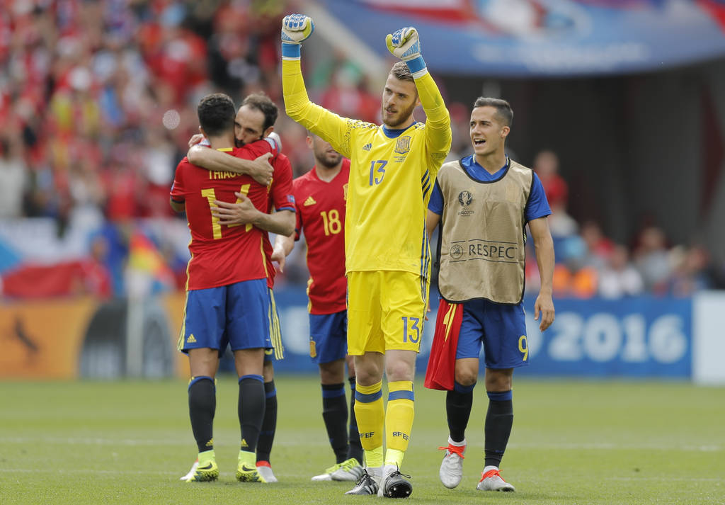 En un partido en el que David De Gea se estrenó como arquero titular y el central Sergio Ramos quedó como capitán, Andrés Iniesta y Gerard Piqué salvaron los papeles al confeccionar el gol que le dio a España la victoria. (AP)
