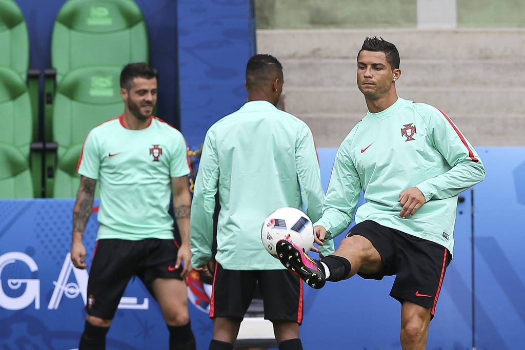 Cristiano Ronaldo durante la última práctica de su selección. (EFE)
