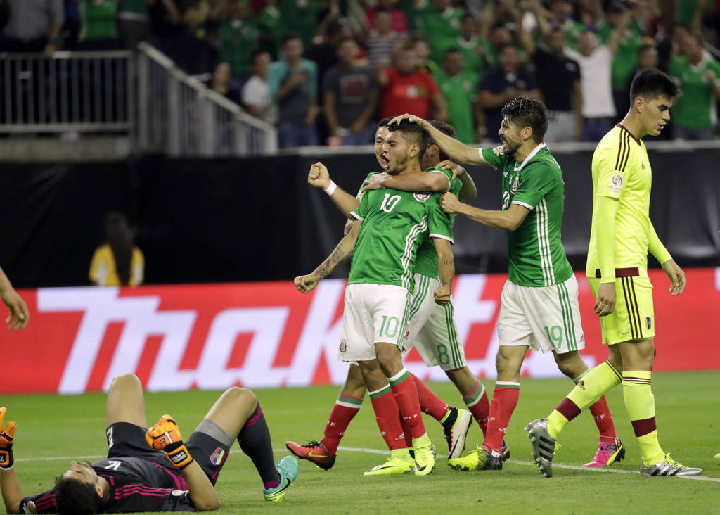 El gol lo hubiera firmado el propio Leo Messi. Lo marcó Jesús Manuel Corona. En tan sólo dos minutos, el mexicano firmó dos jugadas de ensueño y le dio el liderato del Grupo C a su selección. (Fotografía de AP)   