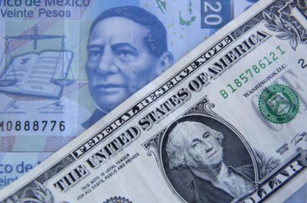 Carlos Serrano, economista en jefe de BBVA Bancomer, dijo que no descartaba que el dólar pudiera tocar los 20 pesos por dólar. (TWITTER)