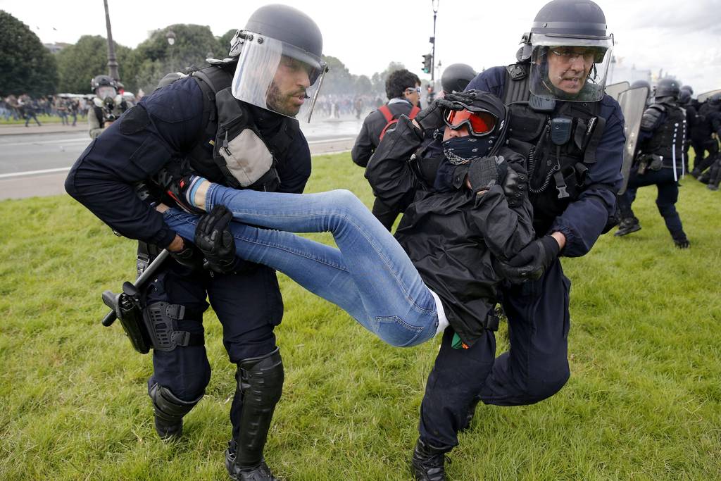 Rechazo. Vista de los disturbios entre la policía y los manifestantes que se oponen a la reforma laboral del Gobierno en París.