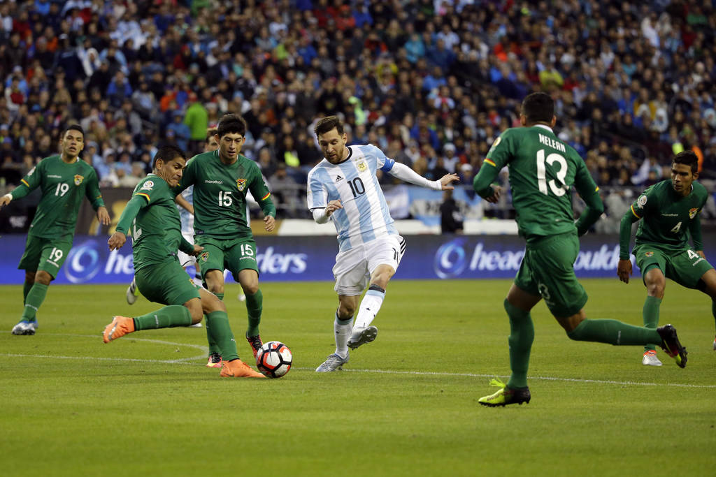 Argentina, con Messi en acción durante la segunda etapa sin anotar, edificó una goleada 3-0 ante Bolivia. Argentina se lleva el Grupo C